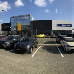 Autosalon Renault a Dacia v Brně postavený firmou Gremis